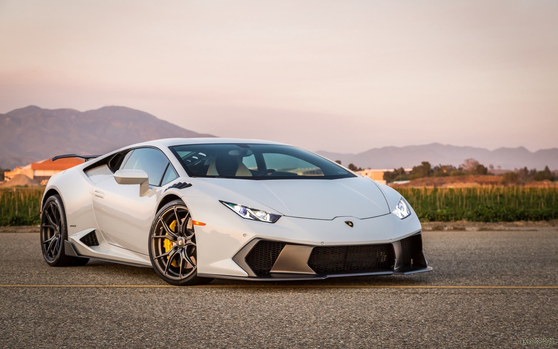 lamborghini_huracan_side_view_110775_1920x1200.jpg