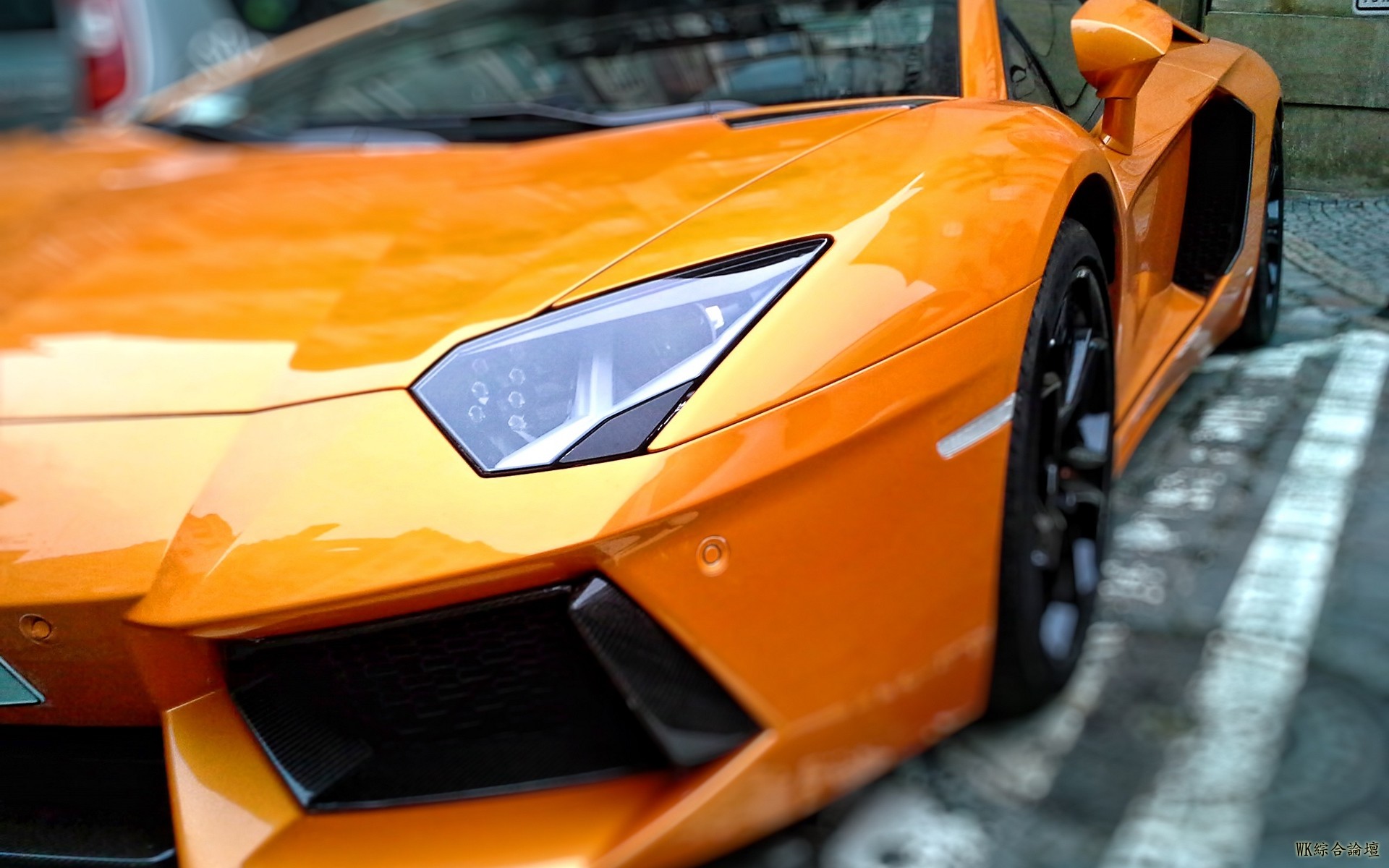 lamborghini_side_view_spotlight_106519_1920x1200.jpg